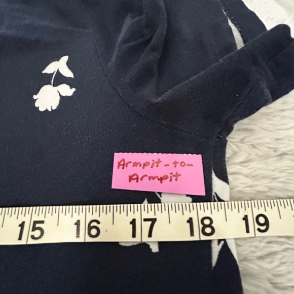 Ann Taylor Factory Navy and White Floral Short Sleeve Top - Picture 5 of 7
